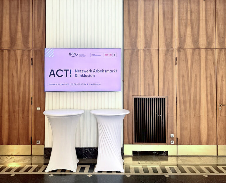 Ein Bildschirm hängt im Foyer im Haus des Handwerks in Berlin und zeigt "ACT! – Netzwerk Arbeitsmarkt und Inklusion"