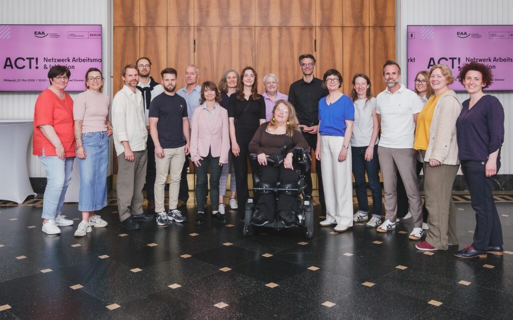 Gruppenfoto der Teilnehmer*innen der Auftaktveranstaltung von „ACT! – Netzwerk Arbeitsmarkt & Inklusion", initiiert von der EAA Berlin, im Foyer im Haus des Handwerks,