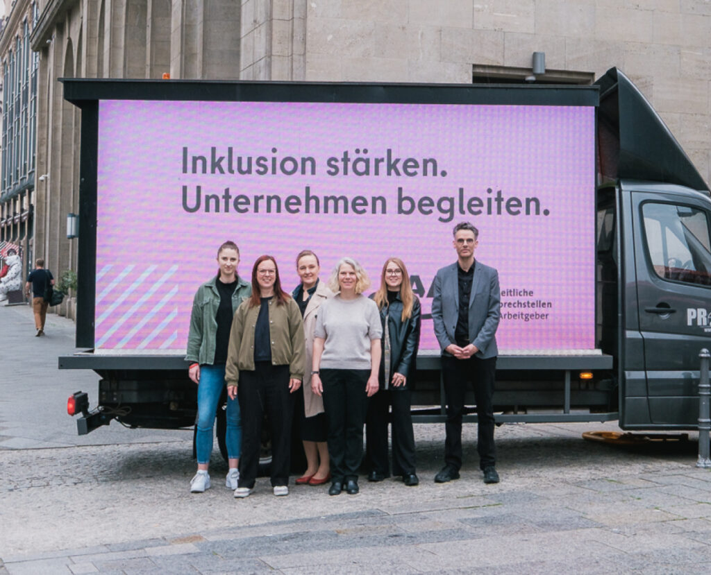 Das Berater*innenteam der EAA Berlin mit der Projektleitung (v.l.n.r.): Lea Kuschke, Katrin Heyse, Nelly Wedell, Dorothee Heuing, Jana Wiest, Dr. Johnny Van Hove.
