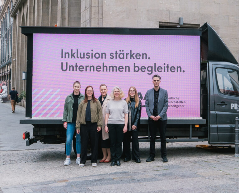 Das Berater*innenteam der EAA Berlin mit der Projektleitung (v.l.n.r.): Lea Kuschke, Katrin Heyse, Nelly Wedell, Dorothee Heuing, Jana Wiest, Dr. Johnny Van Hove.