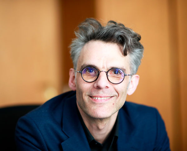 Porträt von Dr. Johnny van Hove, Projektleiter der EAA Berlin. EAA Berlin (Einheitliche Ansprechstelle für Arbeitgeber) - Beratung zu Inklusion und Beschäftigung von Menschen mit Schwerbehinderung.
