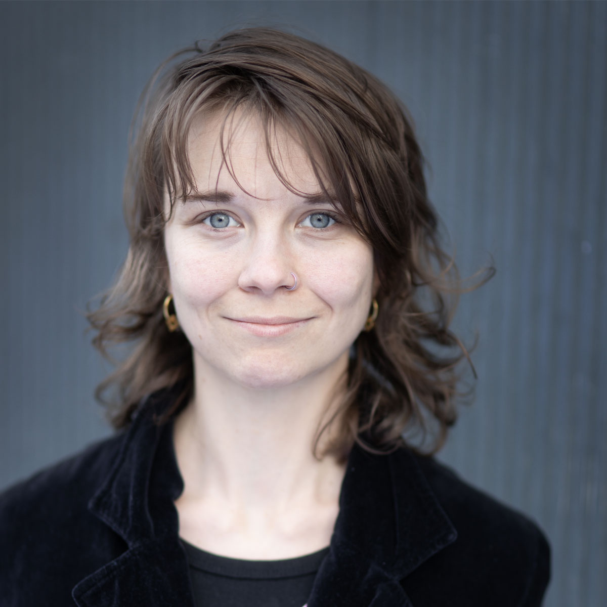 Porträt von Jana Wiest, Inklusionsberaterin der EAA Berlin (Einheitliche Ansprechstelle für Arbeitgeber) - Beratung zu Inklusion und Beschäftigung von Menschen mit Schwerbehinderung.