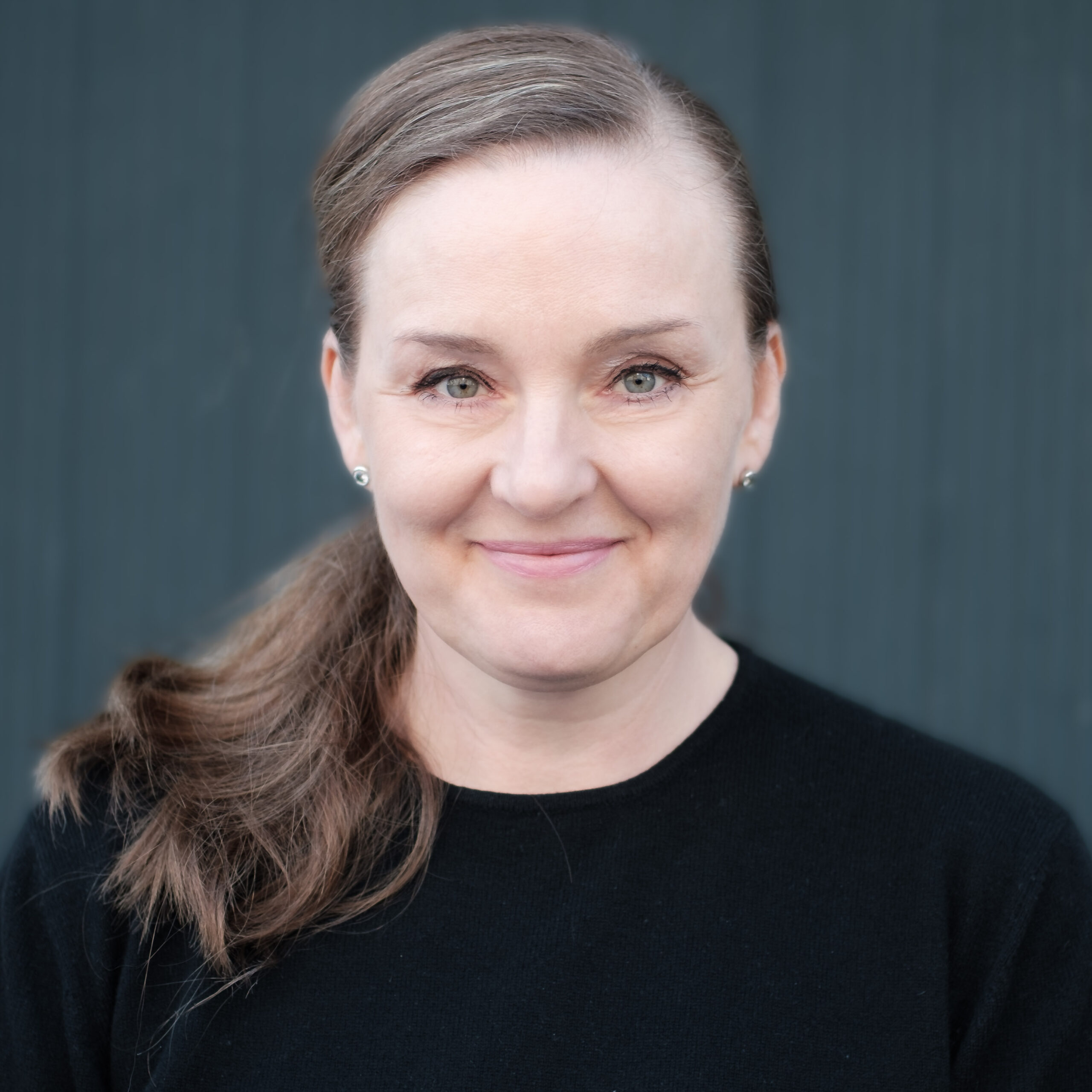 Porträt von Nelly Wedell Inklusionsberaterin der EAA Berlin (Einheitliche Ansprechstelle für Arbeitgeber) - Beratung zu Inklusion und Beschäftigung von Menschen mit Schwerbehinderung.